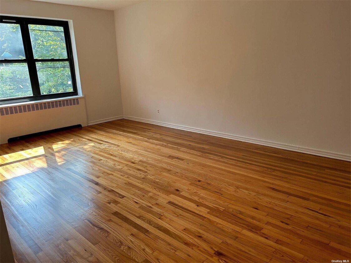 13 Welwyn Rd Unit 2K, Great Neck, NY 11021 Room for Rent in Great