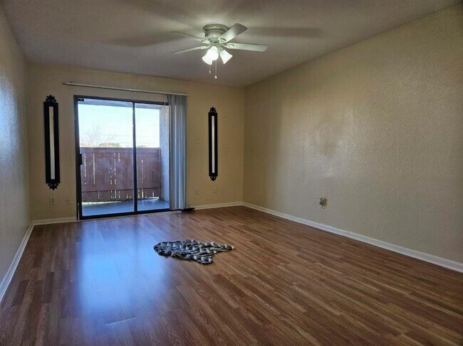 Foto del edificio - 8433 Hearth Dr