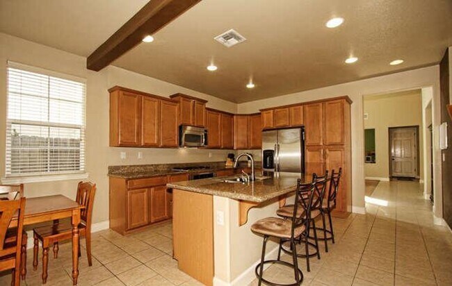 Building Photo - Woodlake Village Gated: 3 Bedroom, 2 Bathr...