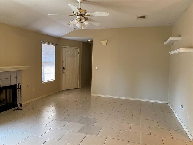 Foto del edificio - 5600 Cherry Creek Dr