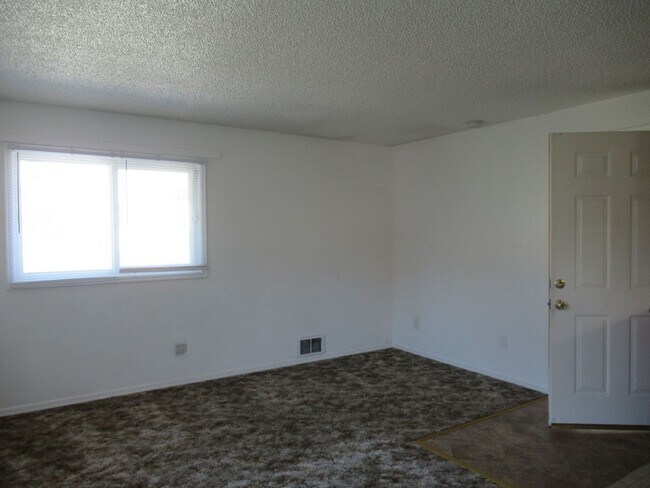 Building Photo - APPLICATION PENDING-Light & bright one bed...