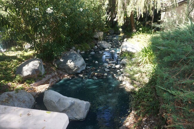 Foto del edificio - Wonderfully Remodeled 1 Bedroom with Stunn...