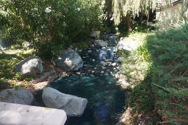 Building Photo - Wonderfully Remodeled 1 Bedroom with Stunn...