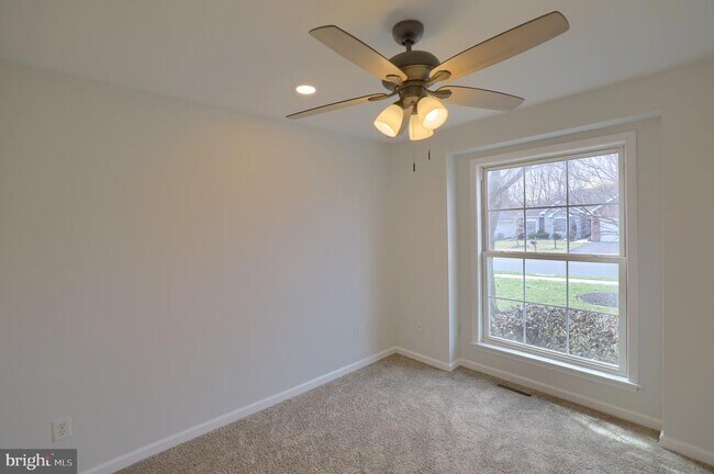 Foto del edificio - 8 Longwood Dr