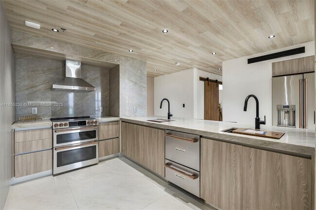 Building Photo - 9511 Collins Ave