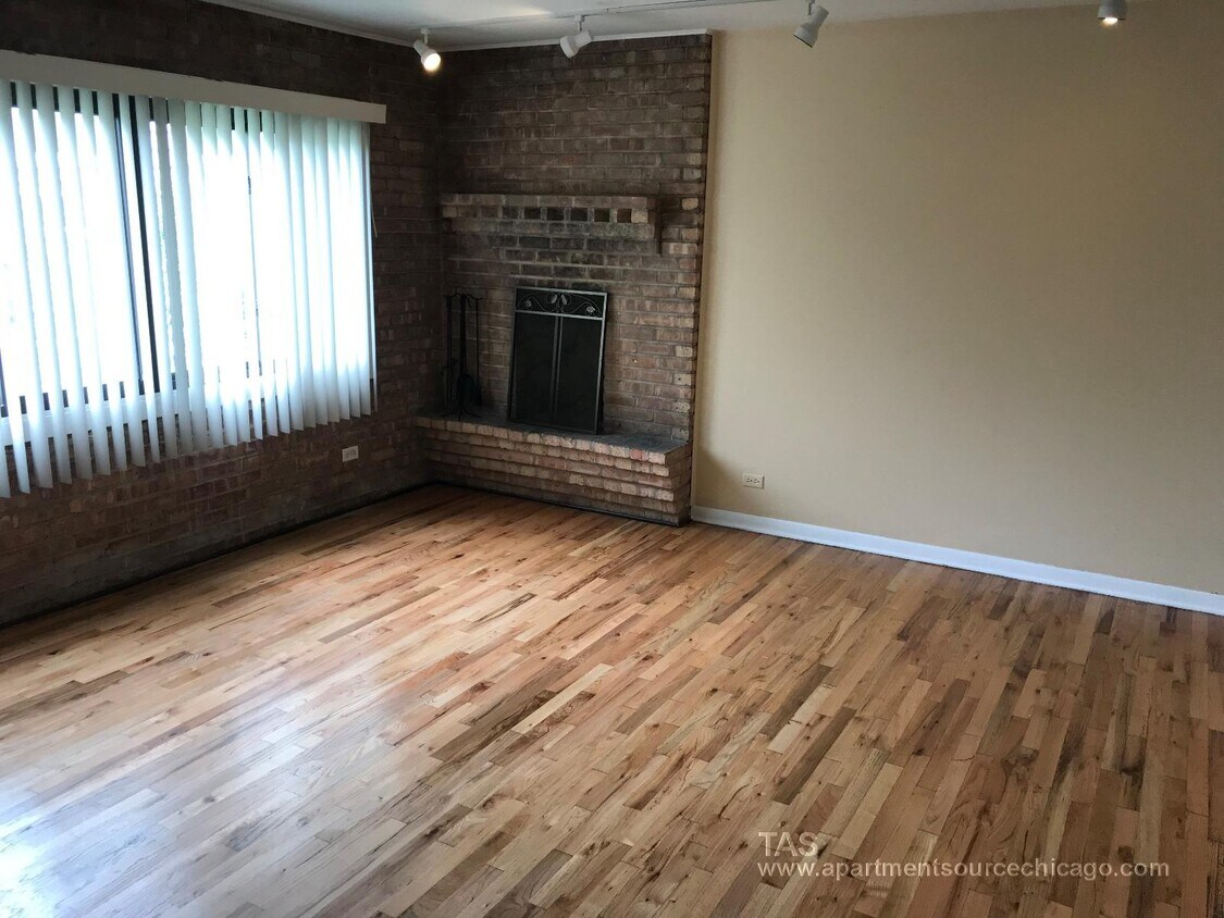 Primary Photo - 715 W Diversey Pky