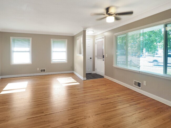 Building Photo - Updated 4 bed 2 bath home with Large back ...