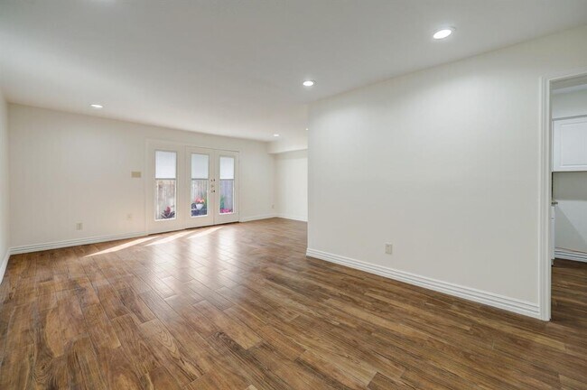 Building Photo - 516 N Post Oak Ln