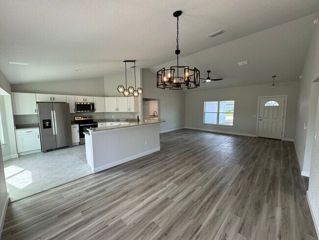 Foto del edificio - Beautiful 3BR/2BA/2 Car Garage Home!  NO APPLICATION FEE!