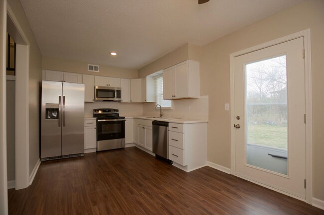 Foto del edificio - 15932 W 123rd St