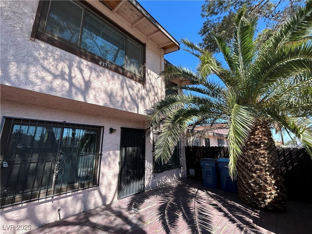 Foto principal - 4375 Spencer St