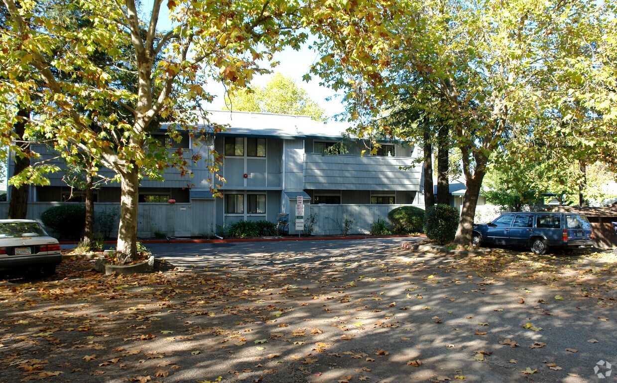 Building Photo - Rosehill Apartments