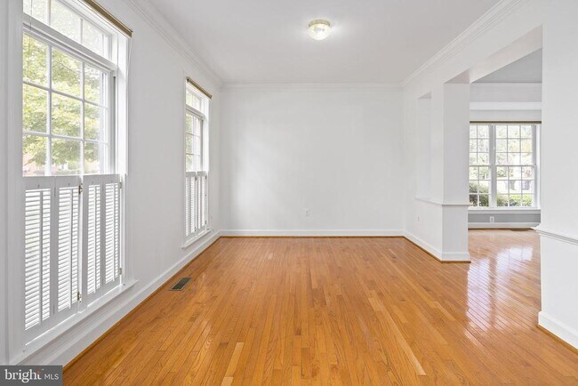 Building Photo - 8638 Wales Ct