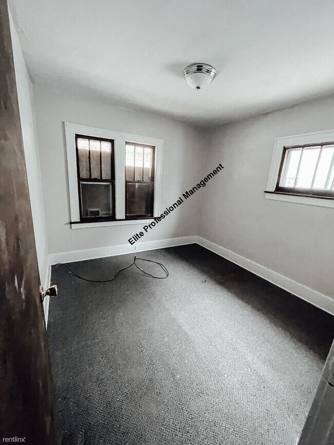 2 br, 1 bath House 521 E Marengo Ave House Rental in Flint, MI
