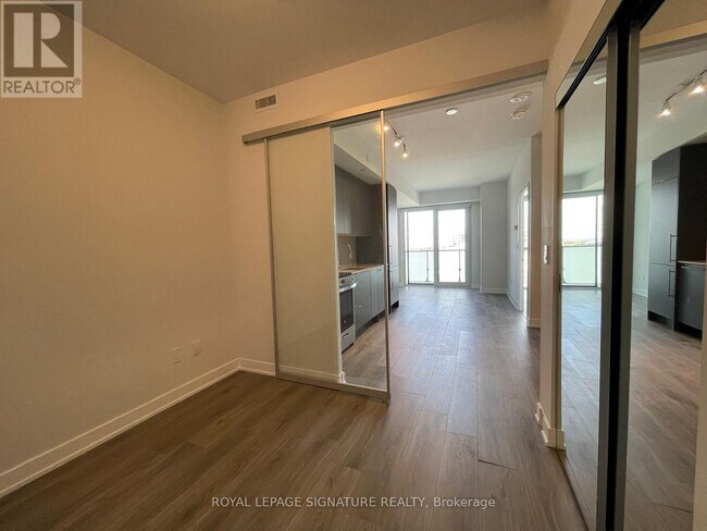 Building Photo - 4130-4130 Parkside Village Dr