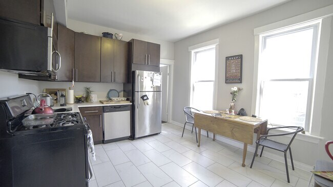 Foto del edificio - 2237 N Hamlin Ave