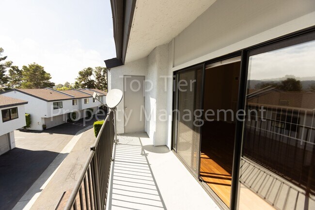 Building Photo - Beautiful 2 bed, 2.5 bath, 1373 sqft Townh...