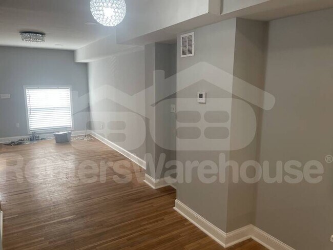 Building Photo - 627 S Curley St