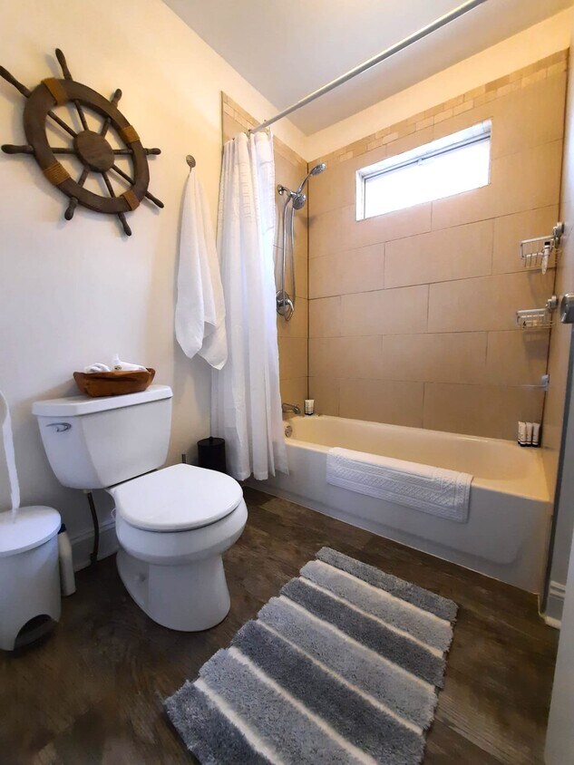 870 N Shore Dr, Benton Harbor, MI 49022