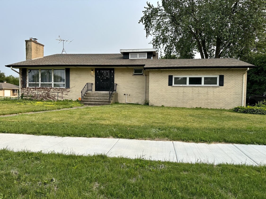 Primary Photo - 800 Marian Way