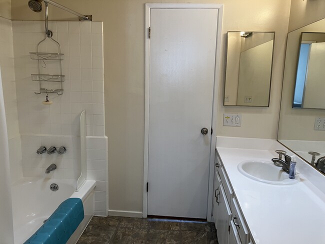 shared bathroom bdrms 3 & 4 - 3911 Huron Ave