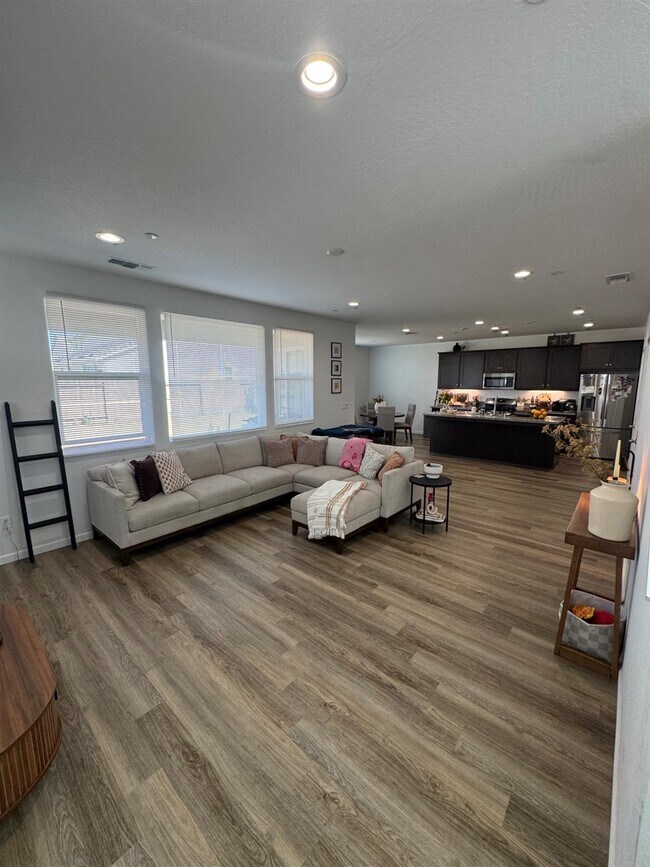 Foto del edificio - 761 S Kandarian Ave