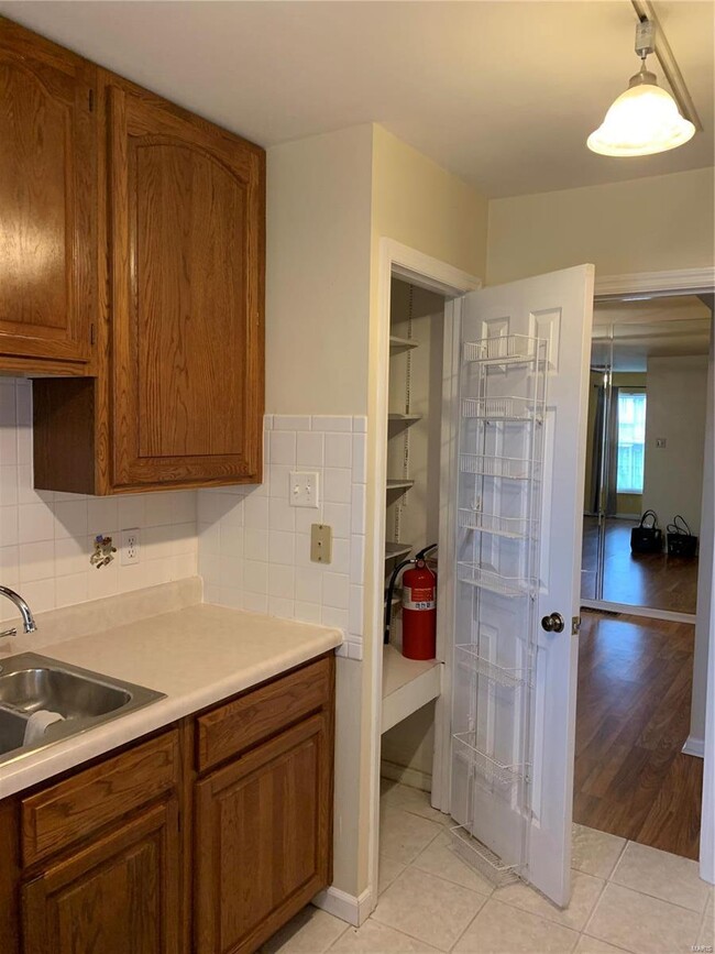 Building Photo - 4370 Chateau De Ville Dr