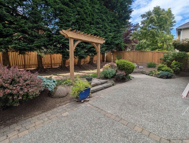 Building Photo - Beautiful 4 bedroom plus Den/Office Home i...