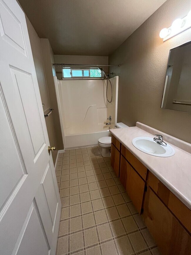 Building Photo - Great 3 bdrm, 1.5 bath house Ready 7/8/24