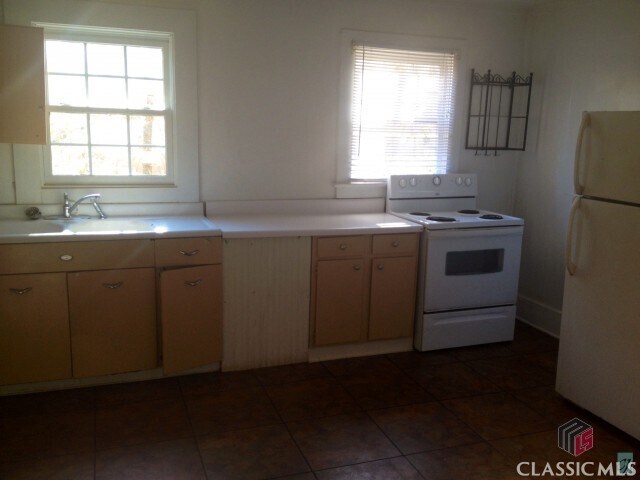 Building Photo - 2110 S Lumpkin St