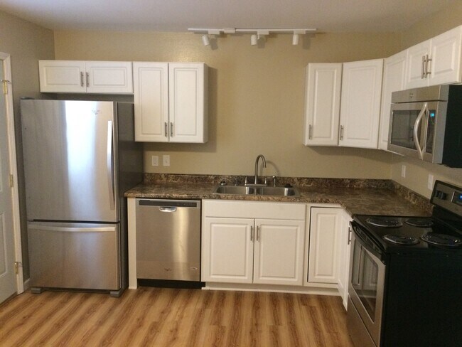 Foto del edificio - Updated Madison West townhomes - stainless appliances and many other upgrades