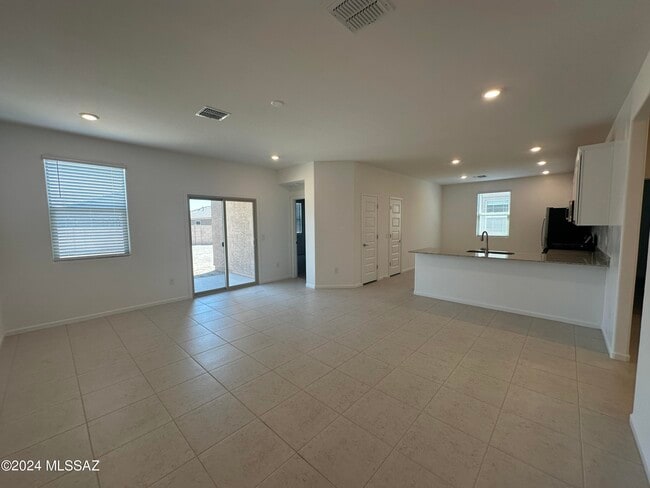 Building Photo - 10467 W Washburn St