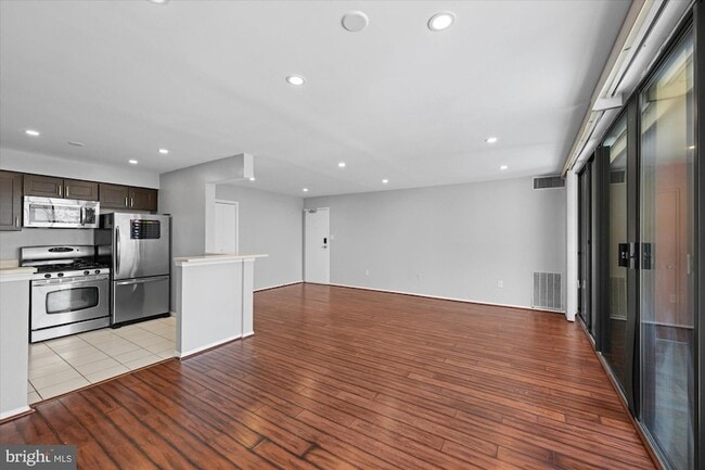 Photo - 4 S Van Dorn St Apartment