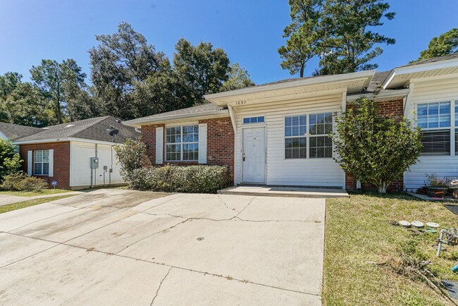 Building Photo - Super cute 3 bedroom 2 bathroom on the Wes...