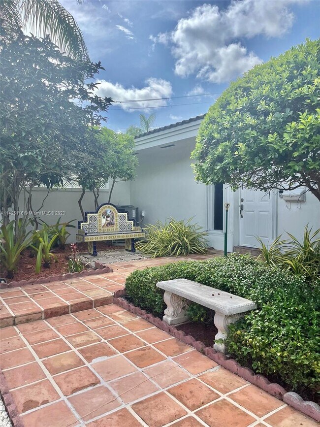 Building Photo - 5422 Orduna Dr