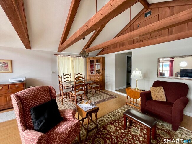 Foto del edificio - 203 Pine Hollow Rd