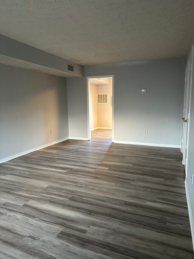 Building Photo - 2 Bedroom / 1.5 Bath Townhouse, Kingsport TN