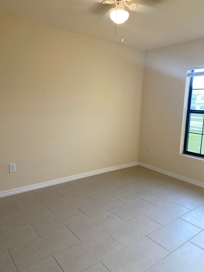 Building Photo - Like New Duplex with 3 Bedroom, 2 Bath and Garage