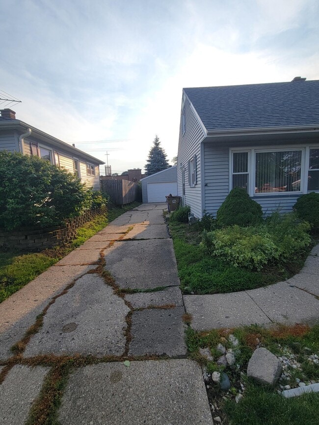 Building Photo - Kenosha House