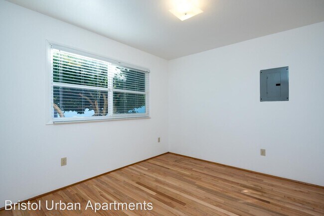 Building Photo - 3030 SE Waverleigh Blvd