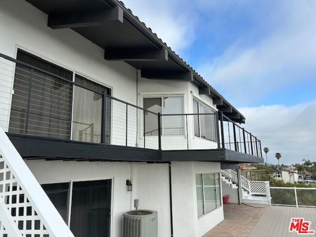 Building Photo - 2242 Avenida Salvador
