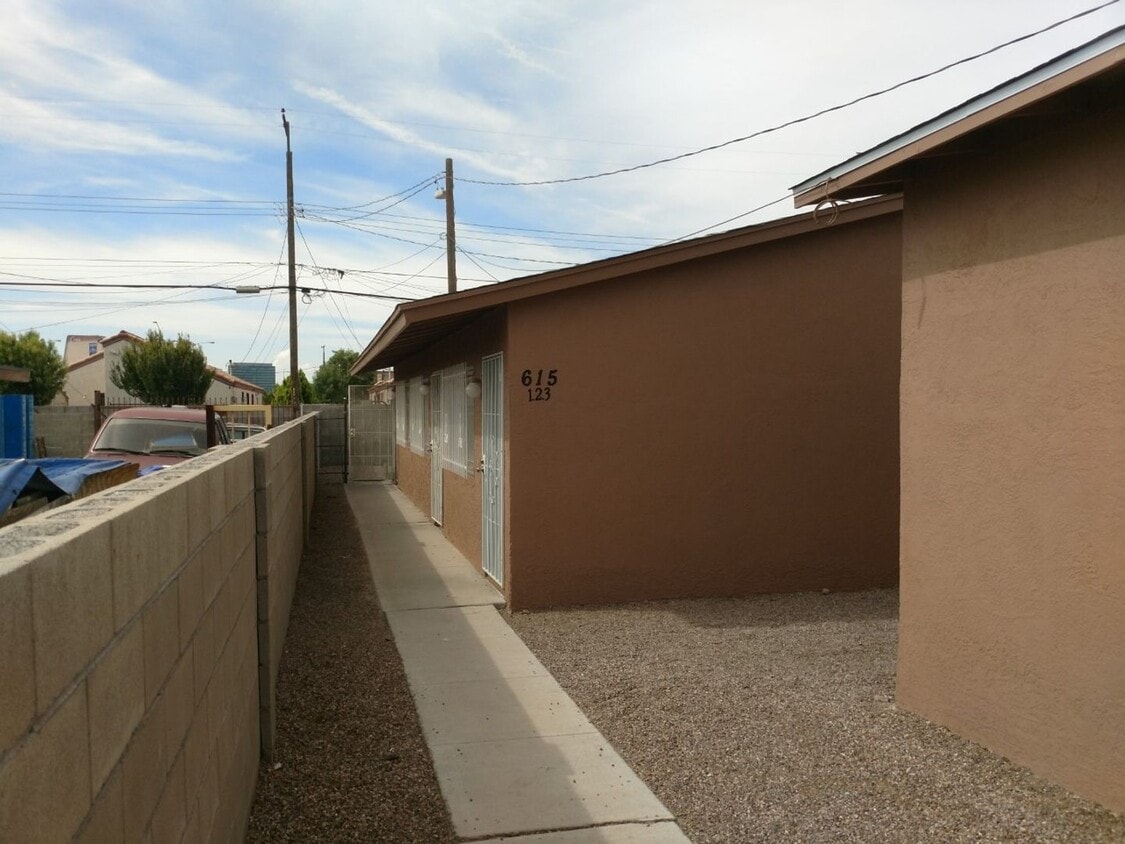 Primary Photo - 1 bedroom 1 bathroom westside apt