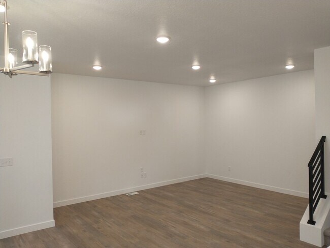 Foto del edificio - 9751 Featherstone Dr