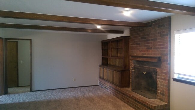 Building Photo - 3 bed, 2 bath, 2 car garage home for rent ...