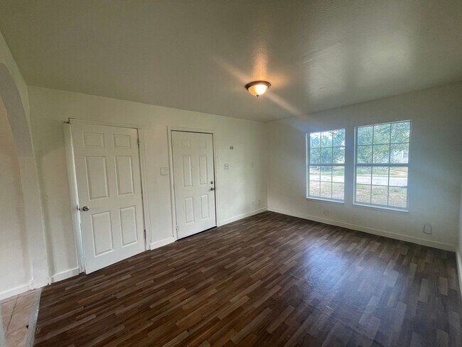 Foto del edificio - 3-Bedroom Home in Central City-$199 move-in for ASAP move-in