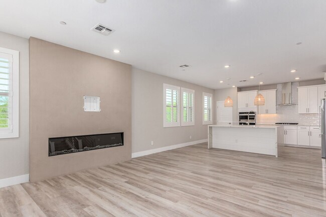 Building Photo - Charming 2 story townhome with 2 car garag...