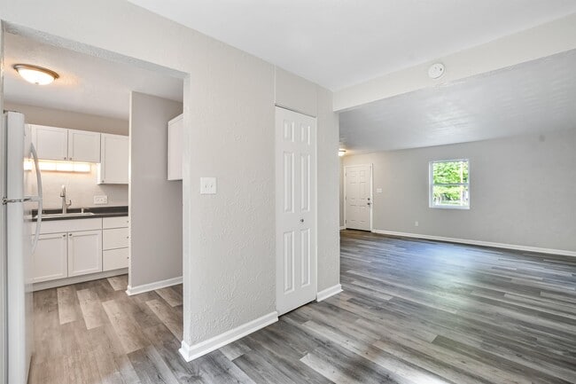 Building Photo - 1202 E Walford Dr
