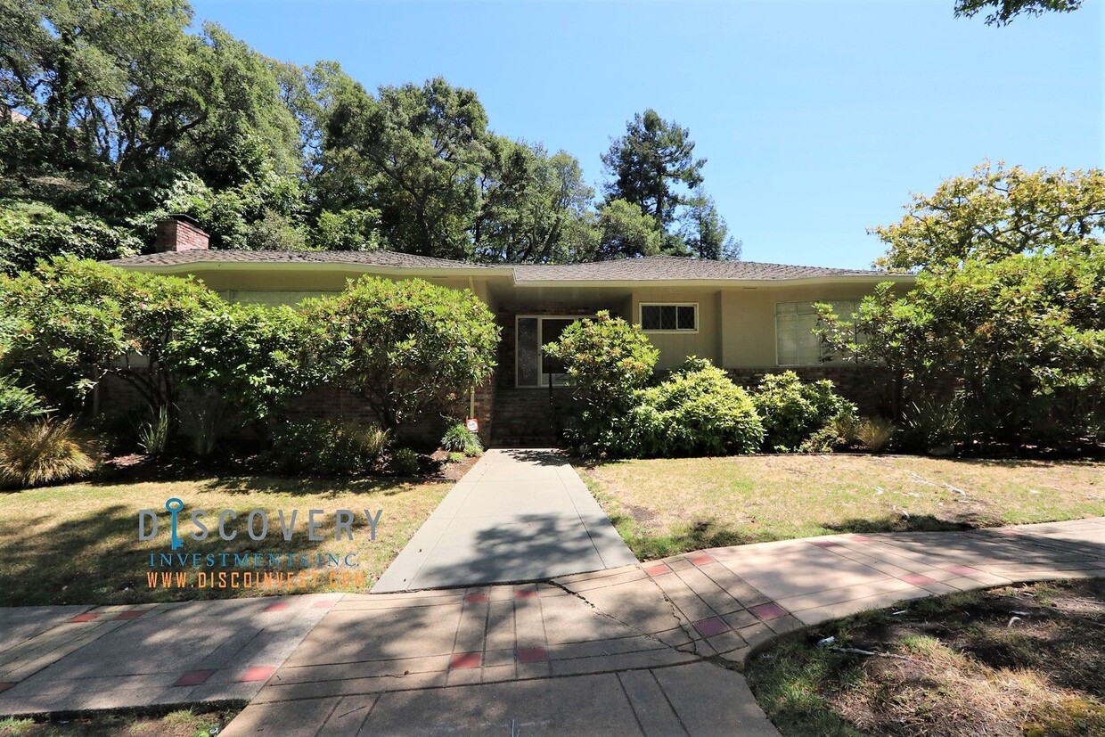 Primary Photo - Piedmont Mid-Century 5 Bedroom 4.5 Bathroo...