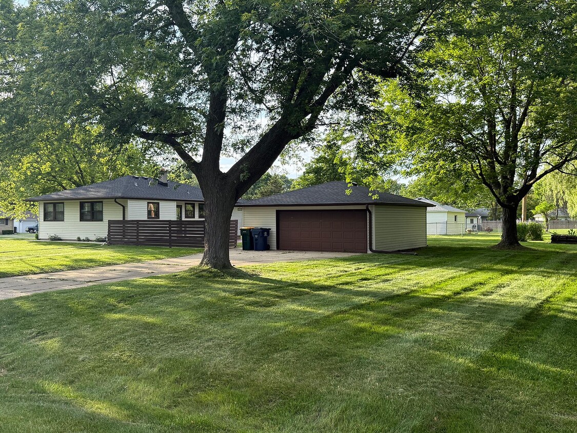 Primary Photo - 8840 S Carol Ct