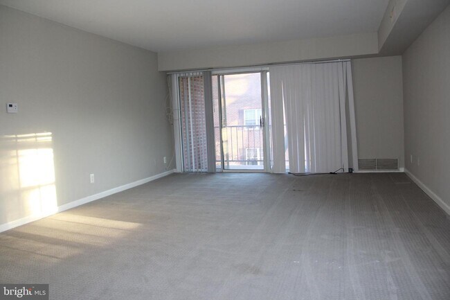 Building Photo - 221 Drummers Ln